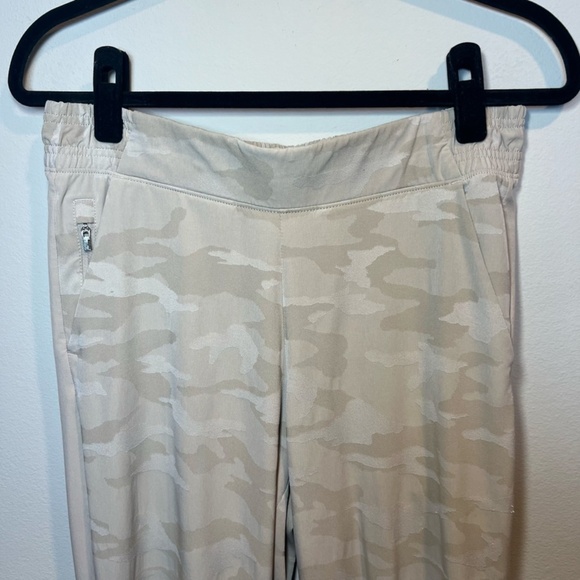 Athleta Womens Brooklyn Joggers Abalone Beige Camo Athletic Pants Pockets Size 8 - Picture 3 of 16
